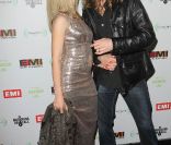 Le producteur canadien Brian Howes et sa compagne lors de la soirée EMI après les Grammy Awards, dans les locaux de Capitol Records à Los Angeles, le 12 février 2012.