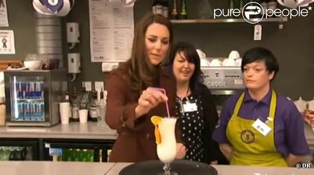  A Liverpool, la duchesse Catherine a notamment visité The Brink, un bar sans alcool pour les repentis, où elle a dégusté un smoothie. 
 Catherine, duchesse de Cambridge, était en visite à Liverpool le 14  février 2012, pour sa deuxième sortie officielle en solo. Une  Saint-Valentin sans le prince William, mais avec une foule débordant  d'amour ! 