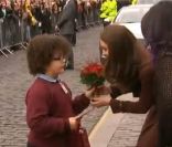  Avec un jeune admirateur devant The Brink, un bar sans alcool pour les repentis. 
 Catherine, duchesse de Cambridge, était en visite à Liverpool le 14  février 2012, pour sa deuxième sortie officielle en solo. Une  Saint-Valentin sans le prince William, mais avec une foule débordant  d'amour ! 