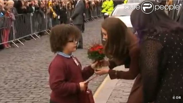  Avec un jeune admirateur devant The Brink, un bar sans alcool pour les repentis. 
 Catherine, duchesse de Cambridge, était en visite à Liverpool le 14  février 2012, pour sa deuxième sortie officielle en solo. Une  Saint-Valentin sans le prince William, mais avec une foule débordant  d'amour ! 