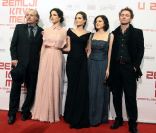 Angelina Jolie et ses acteurs à l\'avant-première de son film <em>Au pays du sang et du miel</em>, à Sarajevo, le 14 février 2012.