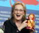 Meryl Streep et sa poupée russe au festival de Berlin le 14 février 2012 où elle a reçu un Ours d'or d'honneur