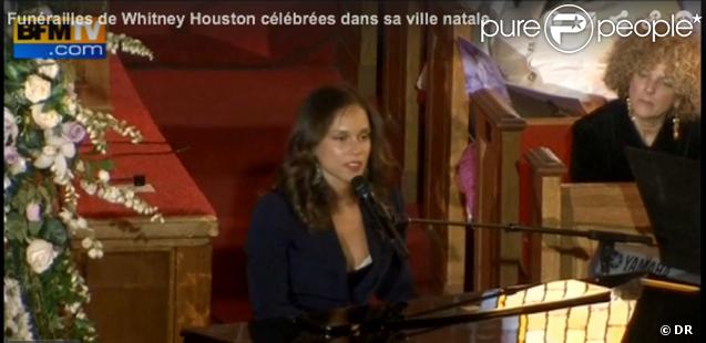 Alicia Keys rend un hommage à Whitney Houston lors des obsèques de cette dernière le 18 février 2012 à Newark