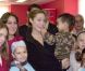 Angelina Jolie à Beyrouth au Liban dans un centre pour enfants malades du cancer, en décembre 2004. Elle pose avec son fils Maddox
