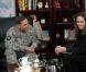 Angelina Jolie avec l'armée américaine lors d'un déplacement surprise en Irak en février 2008