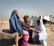 Angelina Jolie en octobre 2008 en Afghanistan, avec des femmes réfugiées dans la province de Nangarhar