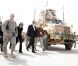 Angelina Jolie, escortée par des militaires, en Irak le 23 juillet 2009