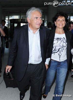 Dominique Strauss-Kahn, libre, et Anne Sinclair quittent les États-Unis   après un long feuilleton judiciaire, à New York, le 3 septembre 2011.