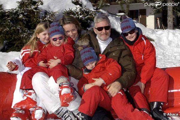 Le bonheur est dans la neige, un film de vacances belge avec, par ordre d'apparition de gauche à droite, la princesse Elisabeth, la princesse Eleonore, la princesse Mathilde, le prince Philippe, le prince Emmanuel et le prince Gabriel. 
 En vacances à Verbier (Suisse), le prince Philippe, la princesse Mathilde et leurs quatre enfants (Elisabeth, Gabriel, Emmanuel, Eléonore) ont pris la pose le 20 février 2012.
