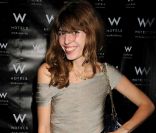Lou Doillon choisit un modèle bicolore et décide de porter la robe un peu loose. <br />