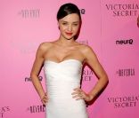 Le top Miranda Kerr sait comment briller sans artifices : enfiler une robe bustier, blanche, Hervé Léger 