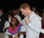 Le Prince Harry danse avec les habitants de Belmopan, au Belize, le 2 mars 2012