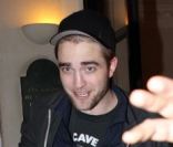 Robert Pattinson sortant du restaurant Sardegna a Tavola à Paris le 3 mars 2012