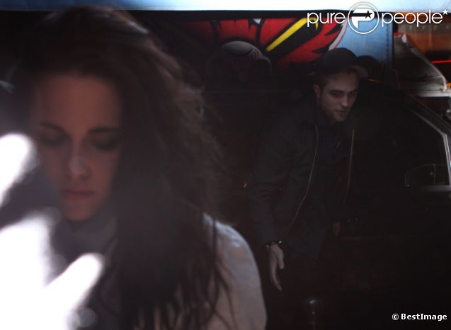 Kristen Stewart et Robert Pattinson sortant du restaurant Sardegna a Tavola à Paris le 3 mars 2012