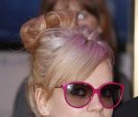 Lily Allen passe doucement du blond au rose !