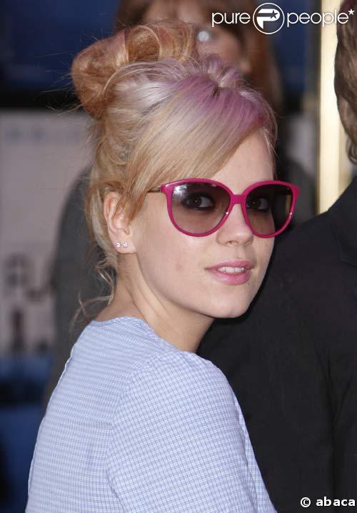 Lily Allen passe doucement du blond au rose !