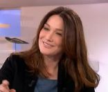 Carla Bruni, souriante, dans C à Vous, le jeudi 8 mars sur France 5