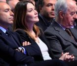 Carla Bruni, entre Jean-François Copé et Édouard Balladur, au meeting de Nicolas Sarkozy à Villepinte, le 11 mars 2012.