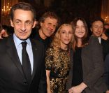 Nicolas Sarkozy, Renzo Rosso, Franca Sozzani, Carla Bruni et Stéphane Bern à l\'Élysée. Le président a décoré onze personnalités du monde des arts et du  spectacle, le 14 mars 2012.