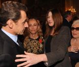 Nicolas Sarkozy, Renzo Rosso, Franca Sozzani, Carla Bruni et Line Renaud à l\'Élysée. Le président a décoré onze personnalités du monde des arts et du  spectacle, le 14 mars 2012.