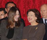 Carla Bruni et Roselyne Bachelot complices à l\'Élysée où le président a décoré onze personnalités du monde des arts et du spectacle, le 14 mars 2012.