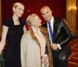 Jean-Claude Jitrois, Michèle Morgan et Sarah Marshall à l\'Élysée où le président a décoré onze personnalités du monde des arts et du spectacle, le 14 mars 2012.