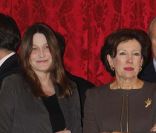 Carla Bruni et Roselyne Bachelot à l\'Élysée où le président a décoré onze personnalités du monde des arts et du spectacle, le 14 mars 2012.