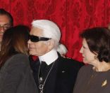 Carla Bruni et Karl Lagerfeld à l\'Élysée où le président a décoré onze personnalités du monde des arts et du spectacle, le 14 mars 2012.