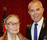 Michèle Morgan et Jean-Claude Jitrois à l\'Élysée où le président a décoré onze personnalités du monde des arts et du spectacle, le 14 mars 2012.
