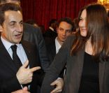 Carla Bruni et Nicolas Sarkozy complices à l\'Élysée où le président a décoré onze personnalités du monde des arts et du spectacle, le 14 mars 2012.