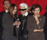 Valérie Pécresse, Carla Bruni et Karl Lagerfeld complices à l\'Élysée où le président a décoré onze personnalités du monde des arts et du spectacle, le 14 mars 2012.