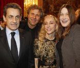 Nicolas Sarkozy, Renzo Rosso, Franca Sozzani et Carla Bruni à l\'Élysée. Le président a décoré onze personnalités du monde des  arts et du  spectacle, le 14 mars 2012.