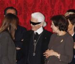 Carla Bruni et Karl Lagerfeld complices à l\'Élysée où le président a décoré onze personnalités du monde des arts et du spectacle, le 14 mars 2012.