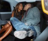 Mel B : Pluie de bisous avec son mari pour la jeune maman fêtarde