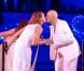 Chimène Badi et Pascal Obispo partagent un petit baiser après avoir chanté  Whitout you  pour le spectacle des Enfoirés.