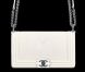 Un des vingt modèles de la collection de sacs Boy par Chanel.