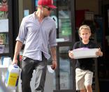Ryan Phillippe, 37 ans, à la sortie d'une animalerie à Beverly Hills avec son fils Deacon, 8 ans, né de ses amours avec Reese Witherspoon, le 23 mars 2012.