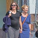 Maggie Gyllenhaal, très enceinte : promenade avec sa mère en attendant bébé
