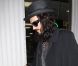 Russell Brand sort d'un salon de tatouages à Los Angeles avec sa chérie Nikolett Barabas, le 24 mars 2012