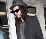 Russell Brand sort d'un salon de tatouages à Los Angeles le 24 mars 2012