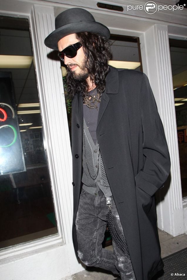 Russell Brand sort d'un salon de tatouages à Los Angeles le 24 mars 2012