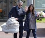 Andrea Bocelli et sa compagne Veronica Berti le 24 mars 2012 à la sortie de l'hôpital pédiatrique d'Apuano, à Montepepe, province toscane de Massa, avec leur bébé Virginia, petite fille née le 21 mars.