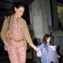 Suri Cruise joue les dames le jour et les petites filles le soir