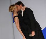 Kelly Rutherford et Matthew Settle assurent le spectacle en s\'embrassant avec passion lors du défilé From Scotland With Love. New York, le 2 avril 2012.