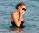  Beyonce, une sublime naiade, lorsqu'elle se baigne à Saint-Barthelemy le 9 avril 2012, en vacances avec Hey-Z et leur petite Blue Ivy.  