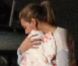  EXCLU. Beyoncé porte son adorable petite Blue Ivy contre elle lorsqu'elle pose les pieds à Saint-Barthelemy pour ses vacances avec son mari Jay-Z le 5 avril 2012 