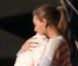  EXCLU. Beyoncé porte son adorable petite Blue Ivy contre elle lorsqu'elle pose les pieds à Saint-Barthelemy pour ses vacances avec son mari Jay-Z le 5 avril 2012 