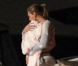  EXCLU. Beyoncé porte son adorable petite Blue Ivy contre elle lorsqu'elle pose les pieds à Saint-Barthelemy pour ses vacances avec son mari Jay-Z le 5 avril 2012 