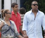<p>EXCLU. Beyoncé et son mari Jay-Z se promènent main dans la main dans les rues de Saint-Barthelemy le 5 avril 2012, alors qu\'ils y passent leurs vacances avec leur petite Blue Ivy.</p>