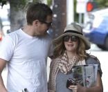  Drew Barrymore, enceinte : complice et amoureuse avec son fiancé Will Kopelman lorsqu'ils se promènent dans les rues de Los Feliz le 14 avril 2012 à Los Angeles 